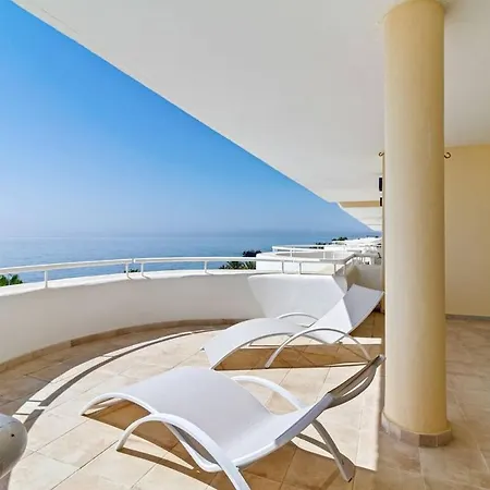 Large Beachfront Apartment *